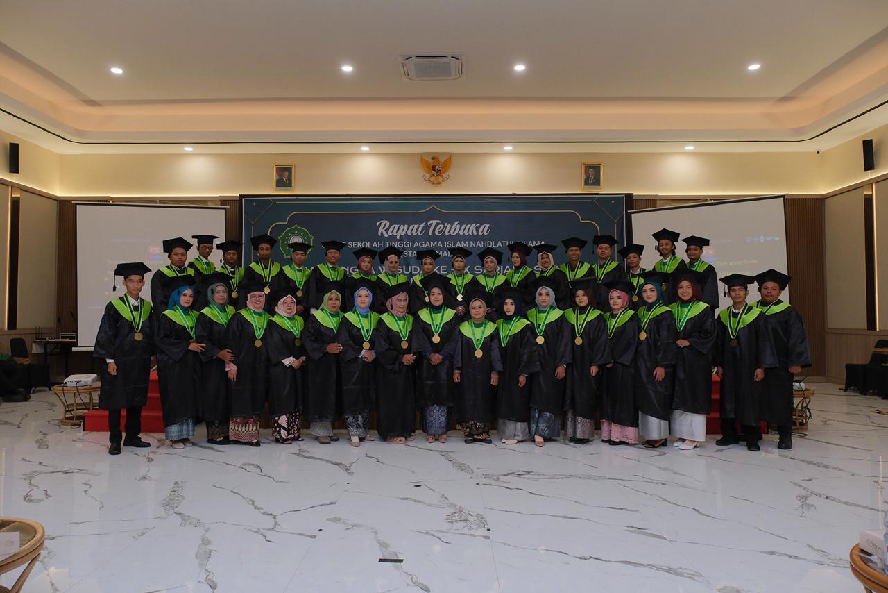 STAINU Madiun Kukuhkan 37 Sarjana di Kayana Ballroom, Wakil Bupati Ajak Lulusan Jadi Agen Perubahan