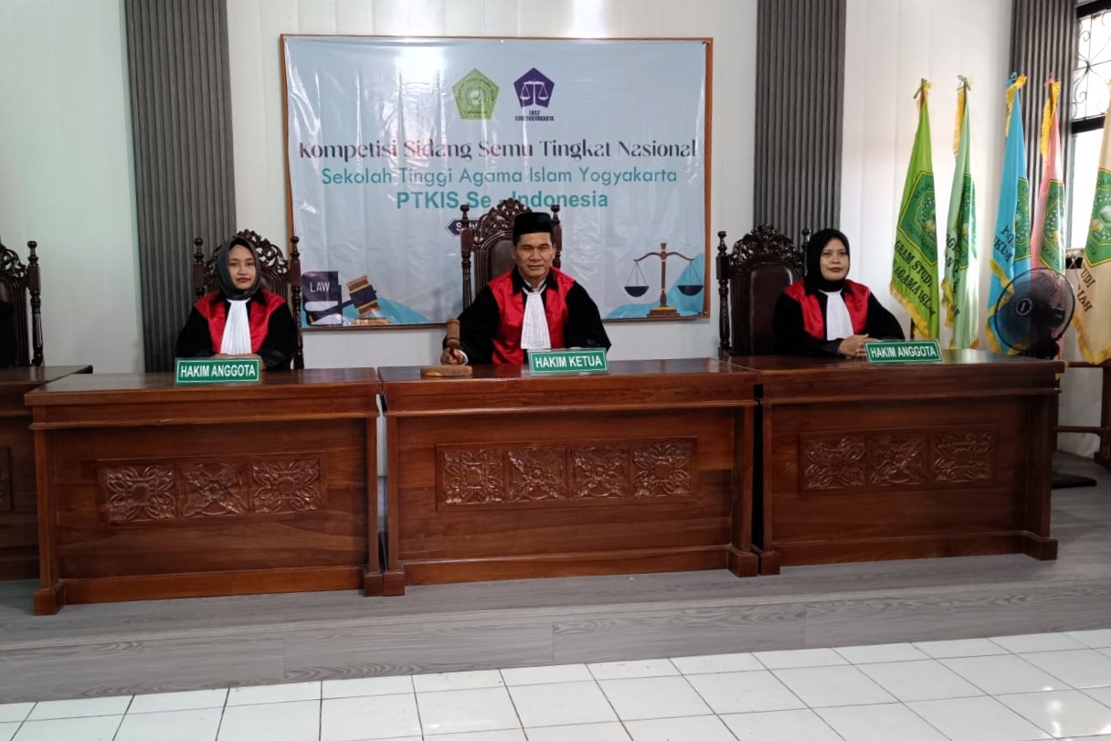 Mahasiswa HES STAINU Madiun Ukir Prestasi di Yogyakarta, Raih Juara Kompetisi Sidang Semu Nasional