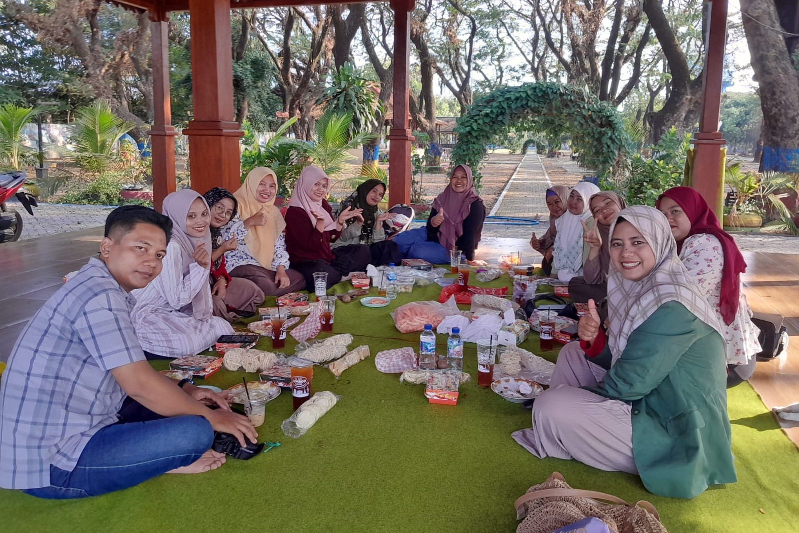 Ngampus Rasa Healing: Rileksnya Mahasiswa PIAUD STAINU Madiun Kupas Strategi Publikasi Ilmiah di Ngrowo Bening
