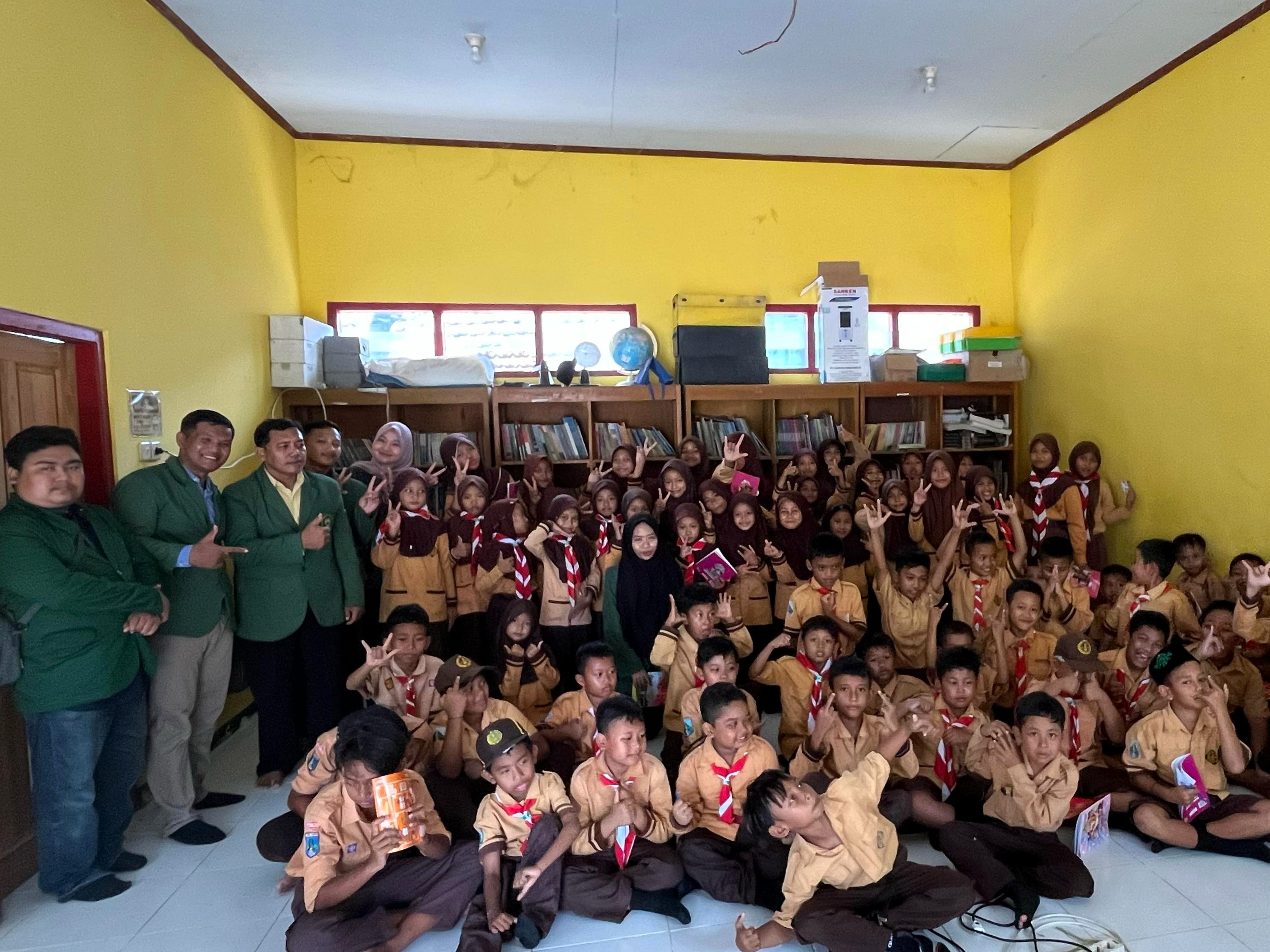 Mahasiswa KPM STAINU Ajak Siswa SDN Krebet Nobar Film Edukasi Penuh Makna