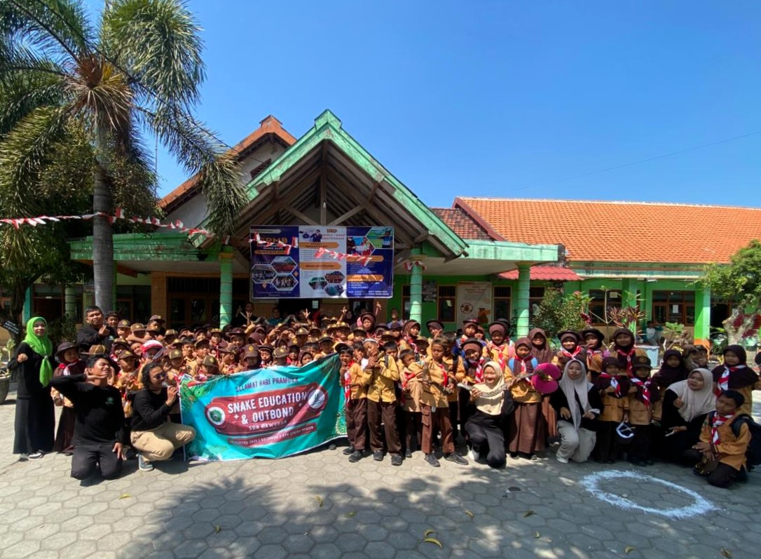 Peringati Hari Pramuka, Mahasiswa STAINU Madiun Gelar Snake Education dan Outbond Bersama SDN Dawuhan
