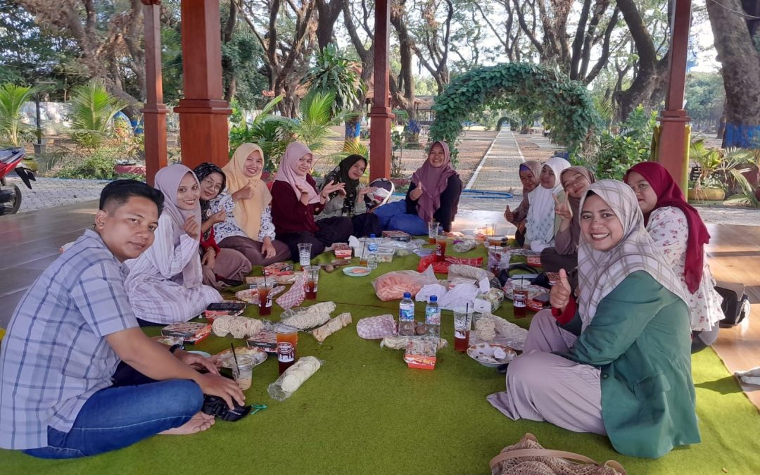 Ngampus Rasa Healing: Rileksnya Mahasiswa PIAUD STAINU Madiun Kupas Strategi Publikasi Ilmiah di Ngrowo Bening
